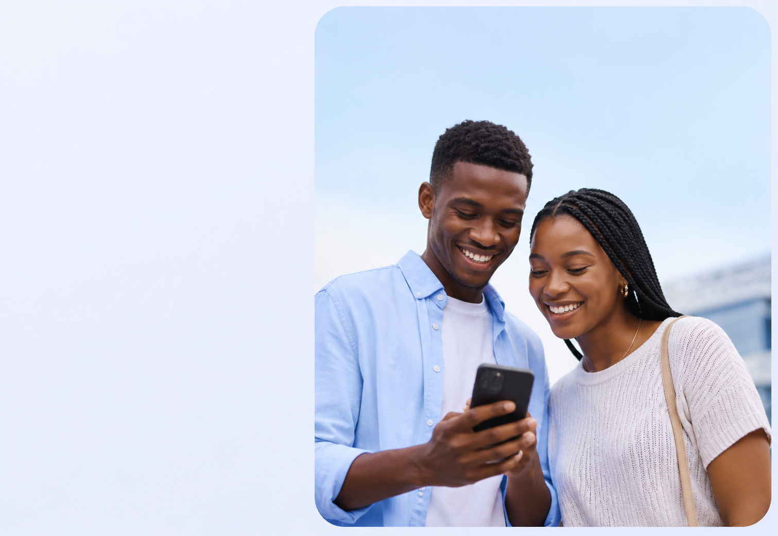 Couple gérant son argent sur l'application INFINITE